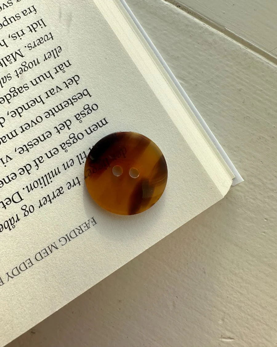 Knapper af galalit med 2 huller Ø25 mm - Mørkebrun - 6 stk. - Image 3