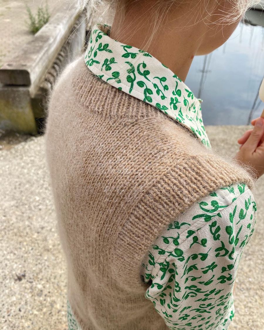 Stockholm Slipover V-neck - Image 7
